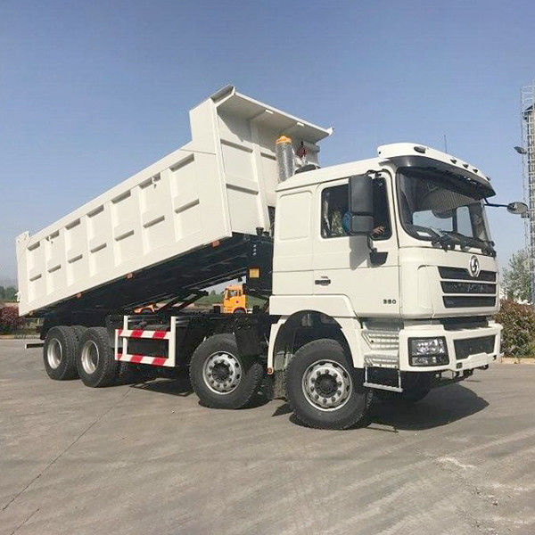 Shacman 8X4 Camions à ordures pour machines lourdes LHD réservoir de chargement Dimension 6800*2350*1600mm